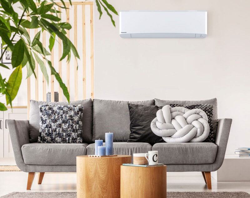 Panasonic varmepumpe innedel i stue for stille og energieffektiv oppvarming